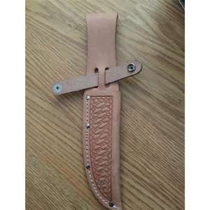 Funda de cuero hecha a mano, probablemente en estilo pancake o cross draw, diseñada para llevar en un cinturón. - Product Image 3