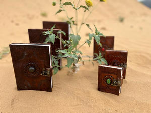 สมุดบันทึกหนังแท้ลายฉลุแบบดั้งเดิมพร้อมหัวเข็มขัดหนังประดับด้วยหินกึ่งมีค่า สไตล์โบฮีเมียน วินเทจ สำหรับการเดินทาง - Product Image 4