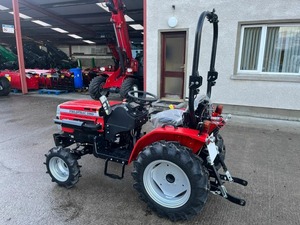 Tractor Agrícola Compacto Rojo 4x4, Máquina de Trabajo para Campos Pequeños - Product Image 1