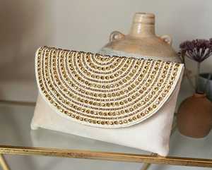 กระเป๋าคลัทช์สำหรับงานแต่งผ้าแคนวาสสไตล์ปักด้วยมือลายดอกไม้สไตล์วินเทจ - Product Image 1