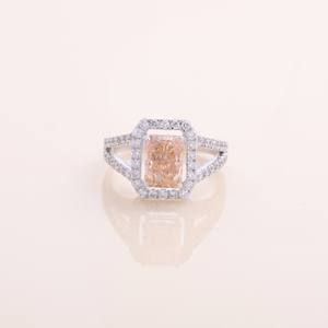 Anillo de Halo con Diamante Cultivado en Laboratorio de 2.02ct, Corte Radiante, con Aro Dividido, en Oro Amarillo, Blanco y Rosa de 9K - Product Image 1