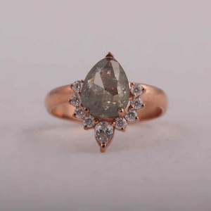 แหวนหมั้นเพชรทรงหยดน้ำประดับเกลือและพริกไทย พร้อมเพชรทรงกลมด้านข้างและเพชรทรงหยดน้ำเพาะเลี้ยงในห้องปฏิบัติการสำหรับเธอ - Product Image 1