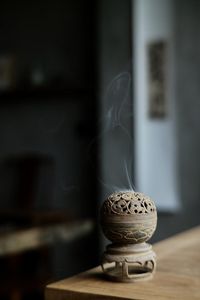 Quemador de incienso de madera con acabado liso, ideal para la relajación, meditación en el hogar, espacios tranquilos, bienestar, confort y rituales. - Product Image 4