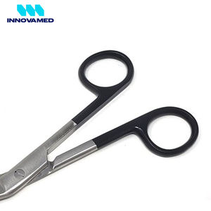 Tijeras para vendajes Lister con mango negro, 5.5 pulgadas, acero inoxidable, quirúrgicas, certificadas CE Clase I por INNOVAMED - Product Image 5