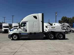 รถบรรทุก Cascadia 126 Sleeper ปี 2021 มือสอง สภาพพร้อมใช้งาน สะอาด พร้อมส่งออก - หลังคาสูง 455 แรงม้า เกียร์อัตโนมัติ Dt12 12 สปีด - Product Image 4