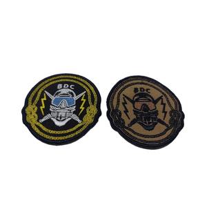 Insignias de Wok bordadas a mano personalizadas, etiquetas de ropa de poliéster con técnicas tejidas de alambre de lingotes - Product Image 1