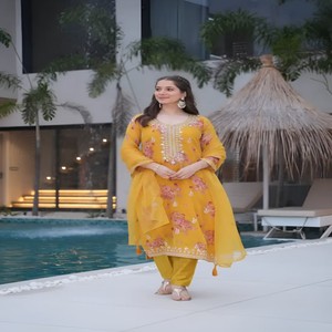 Ensemble Kurti Pant Dupatta en soie Tebby VASTRA COTTAGE pour femmes, imprimé numérique, broderie, travail de séquence, motif de perles, vêtements ethniques de créateur - Product Image 2