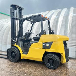 Chariot élévateur contrepoids GPL CAT d'occasion 5000 lb, batterie plomb-acide, déplaceur latéral hydraulique, jaune, pour manutention de matériaux en entrepôt - Product Image 2