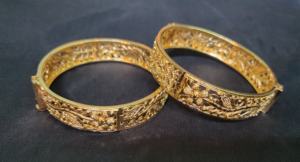 Brazaletes súper vendidos con brazaletes de aspecto moderno de forma redonda chapada en oro de 22CT a la venta por exportadores indios - Product Image 2