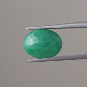 Émeraude naturelle en gros certifiée IGI, taille ovale de 5,30 carats, 13x10,5 mm, vert premium, qualité excellente, traitement Panna (cire/huile) - Product Image 3