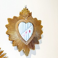 Ensemble de miroirs décoratifs muraux Cœur Doré, cadre orné style soleil éclatant, pièces d'art de décoration intérieure de style vintage, fond brique turquoise