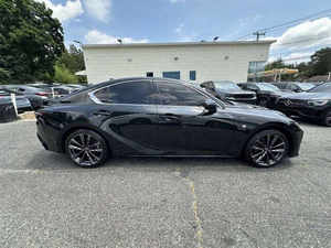 IS 350 F SPORT 2022 d'occasion en excellent état, faible kilométrage, transmission automatique, sièges en cuir, sans accident et prêt à être expédié - Product Image 5