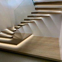 Escalier en bois flottant moderne et minimaliste pour intérieur, avec éclairage LED intégré et marches en bois massif, idéal pour villa
