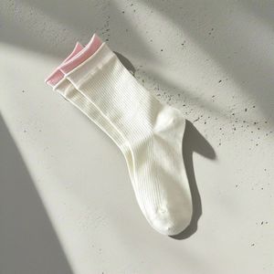 Chaussettes d'équipage de tous les jours élégantes minimalistes à logo personnalisé avec manchette contrastée Hommes Femmes Casual Confortable ODM Vietnam Factory - Product Image 4