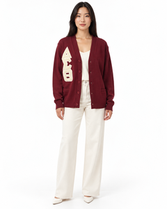 Cardigan en tricot à col en V pour femme, brodé, à manches longues, boutonné sur le devant, pull personnalisé avec logo pour l'automne, idéal pour les sororités et les universités - Product Image 3