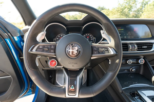 LISTO PARA CONDUCIR - USADO, VOLANTE A LA IZQUIERDA |   CONDUCCIÓN DERECHA |   ALFA ROMEO STELVIO QUADRIFOGLIO 2023 con 4,100 millas de kilometraje - Product Image 4