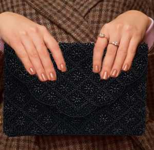 Bolso de mano con cuentas de semillas festoneadas de pétalos de flores negras Bolso de noche elegante - Product Image 4