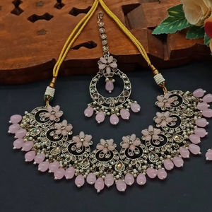 Nouveau design plaqué or traditionnel goutte perle et pierre cloutée boucle d'oreille Mangtika collier ras du cou ensemble et ensemble de bijoux pour femmes - Product Image 1