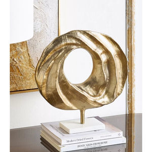 รูปปั้นแหวนโลหะสีทองดีไซน์โบราณตกแต่งด้วยรูปปั้นทองทำมือด้วยสำเนียงบนโต๊ะสีดำ - Product Image 3