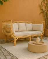 Banc en rotin fabriqué à la main avec des bords lisses à texture terreuse pour l'intégration du salon de l'hôtel ou de la terrasse couverte