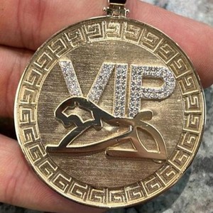 Personalizado oro amarillo oro Micro pavé circón adornado letra nombre colgante collar diamante Hip Hop Rock cadena fiesta a granel - Product Image 1