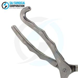 Cuchillo castrante compacto Newberry tamaño portátil con funda para fácil transporte y uso en condiciones de campo - Product Image 5