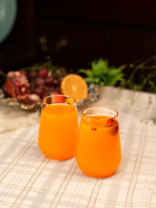 Vaso decorativo elegante con logotipo personalizado Everyday Ware Twist Juice para restaurantes y hogares hecho a mano en la India - Product Image 3
