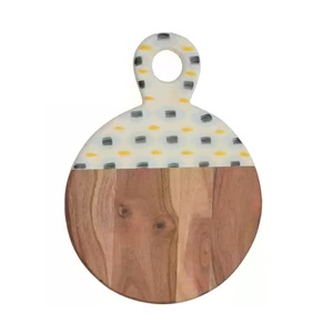 Planche à découper ronde en bois d'acacia de qualité supérieure, épaisseur 1,5 cm, durable et éco-responsable, fabriquée à la main par ArtisanVibe pour les cuisines du monde entier - Product Image 4