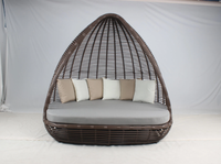 Ensemble de lit de jour extérieur moderne en forme de larme avec coussin, canapé de relaxation de luxe en osier pour jardin, bord de piscine, villa et cour