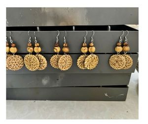 Pendientes de ratán bohemios hechos a mano-Pendientes de ratán ligeros para el verano, diseño tejido natural, perfecto para la playa o el aspecto de un festival - Product Image 1