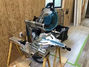 เลื่อยองศาอลูมิเนียมแบบเลื่อนคู่ 12 นิ้ว ยี่ห้อ Makita ชุดอุปกรณ์สำหรับงานสวน ขายดี - Product Image 3