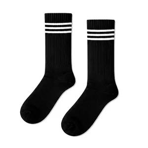 Chaussettes de sport longues à rayures blanches avec motif coloré - Product Image 1