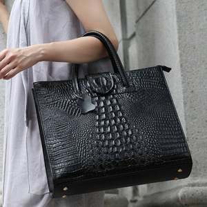 Elegante Bolso Tote de Cuero Genuino con Textura de Cocodrilo Negro y Cierre de Hebilla para Uso Diario - Product Image 1