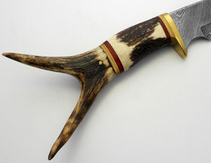 Skinner professionnel en acier damas fait à la main de haute qualité avec poignée en corne avec gaine en cuir pur. - Product Image 3