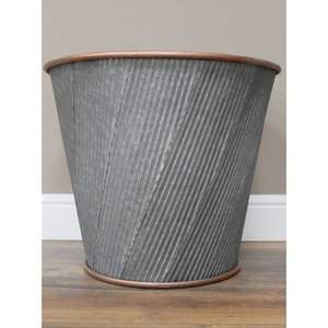 Maceta de cubo de metal galvanizado hecha a mano con tema de estilo de retrete para decoración al aire libre, jardinería o diseño de porche - Product Image 2