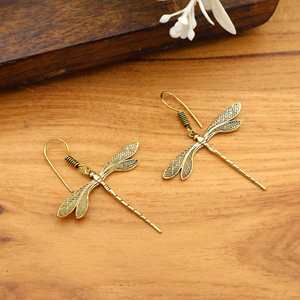 Pendientes Colgantes de Libélula Dorada Inspirados en la Naturaleza, Joyería Artesanal de Latón, Pendientes de Diseño Único, Estilo Boho Chic, Perfectos - Product Image 4