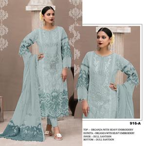 Vente en gros de costumes traditionnels pour femmes Kurta Palazzo avec de l'organza lourd et des broderies de sequins pour les mariages et les occasions festives - Product Image 2