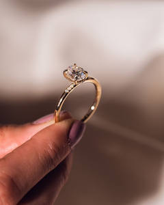 Bague solitaire en or jaune classique avec diamant de laboratoire de 1,5 carat, taille ovale, certifiée IGI, pour les fêtes chrétiennes, les mariages et les anniversaires - Product Image 3