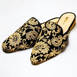 Semi bombas bordadas a mano planas elegantes de calidad de exportación Una mezcla perfecta de estilo y artesanía para su colección de calzado - Product Image 1