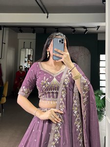Lehenga de Seda Pesada de Calidad de Lujo, Estilo Tradicional, Lehenga Choli con Dupatta Bordada y Borlas para Fiestas de Mujeres, Estilo Indio - Product Image 5