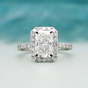 Anillo de Diamante Cultivado en Laboratorio con Corte Radiante Certificado por IGI y Engaste Halo Pave - Product Image 1