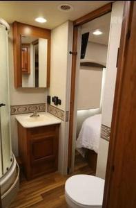 Camping-car d'occasion en excellent état J-A-Y-C-O G-R-E-Y RV 31DS modèle 2017 haute performance, 36 pieds de long, charge utile de 2000 kg, couleur foncée, à vendre - Product Image 3