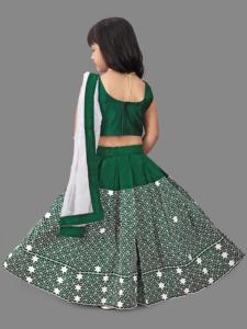 ชุดเลเฮนกาโชลีผ้าซาตินสีเขียวสำหรับเด็กผู้หญิงจาก Shoryam Fashion Boutique พร้อมงานปักดาวสีขาวบนผ้าตาข่ายโปร่ง  ชุดสำหรับงานปาร์ตี้ ยาวคลุมเท้า - Product Image 3