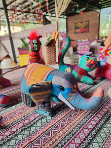 Juguetes y pasatiempos unisex al por mayor únicos brocado hecho a mano Mong Sapa mono étnico juguetes de peluche a buen precio de Vietnam - Product Image 4