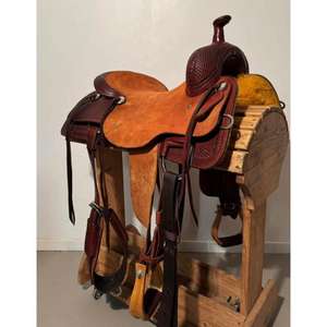 Ensemble de tack western en cuir véritable longue durée avec conchos décoratifs et rênes de finition lisse pour l'équitation pour l'exportation en vrac - Product Image 4