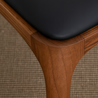 Chaise de salle à manger en chêne massif moderne du milieu du siècle avec siège en cuir, design empilable pour la maison, le bureau, le restaurant ou l'hôtel
