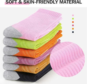 Chaussettes d'hiver pour hommes avec séchage rapide et caractéristiques écologiques, motif de dessin animé, texture douce pour un ajustement confortable - Product Image 3