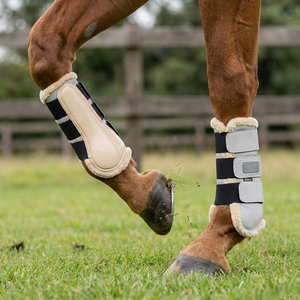 Protège-tendons pour chevaux en tissu gris beige et maille douce avec doublure en fausse fourrure, personnalisables, pour l'équitation et l'entraînement sportif - Product Image 3