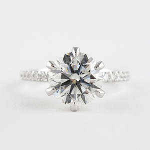Elegante y lujoso Halo Pave Solitaire Anillo de Bodas de moissanita de corte redondo para novias - Product Image 1