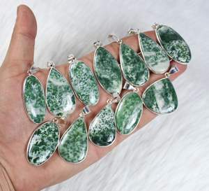 Vente en gros collier pendentif cabochon agate arbre vert forme mixte pierre de cristal lunette en argent sterling breloques plaquées mode - Product Image 1